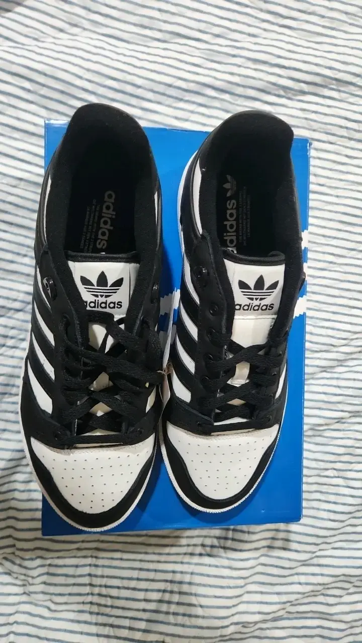 Zapatillas deportivas Adidas negras y blancas - 2