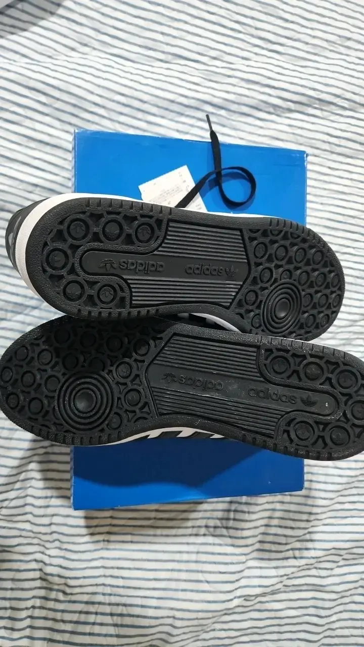 Zapatillas deportivas Adidas negras y blancas - 3