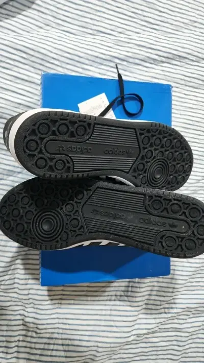 Zapatillas deportivas Adidas negras y blancas - miniatura 3