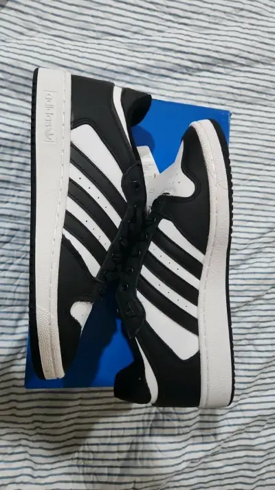Zapatillas deportivas Adidas negras y blancas - miniatura 4