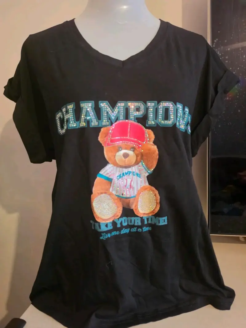 Polera negra con oso y texto 'Champion' - 1