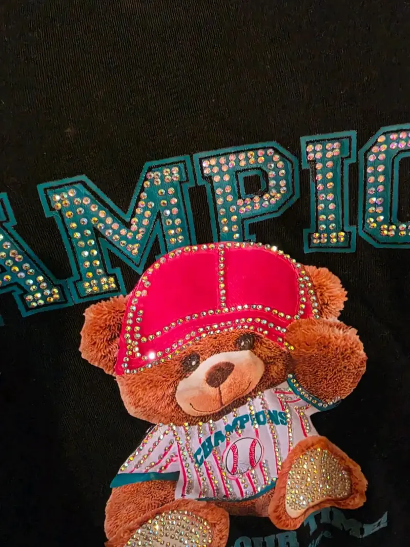 Polera negra con oso y texto 'Champion' - 2