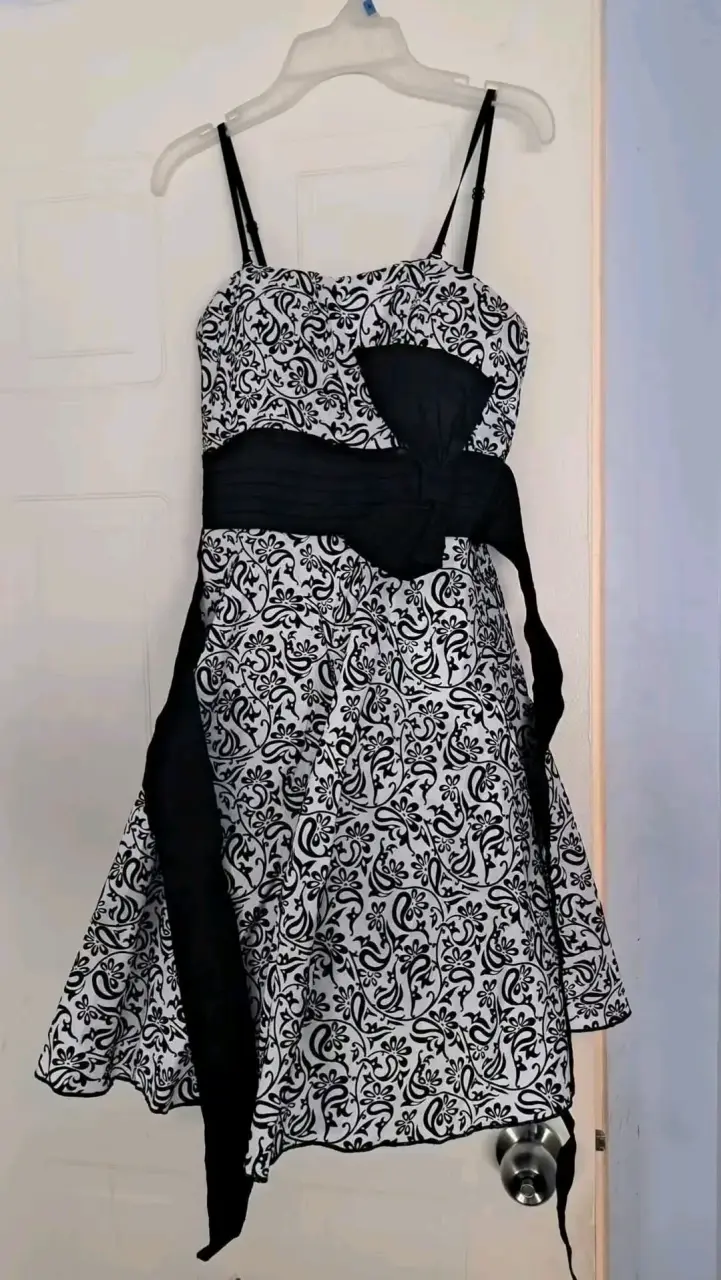 Vestido estampado blanco y negro con lazo