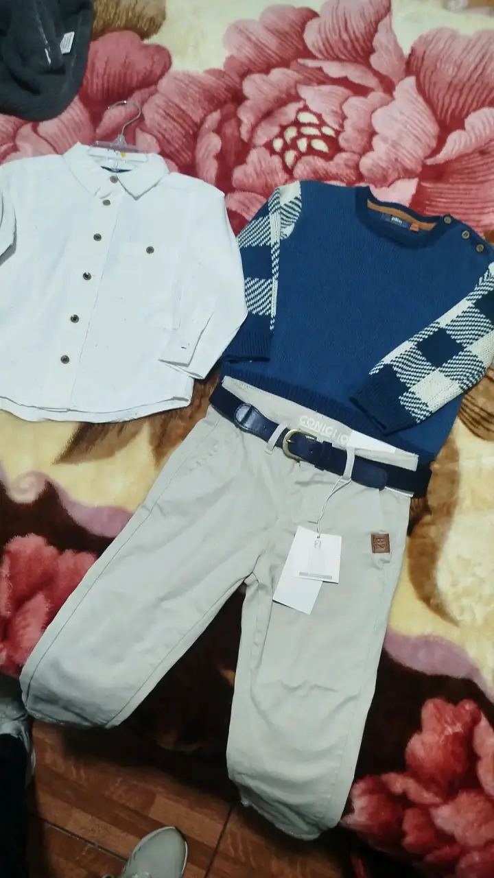 Conjunto de ropa infantil con camisa y suéter