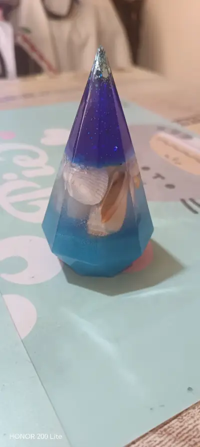Pirámide decorativa de resina con conchas - miniatura 1