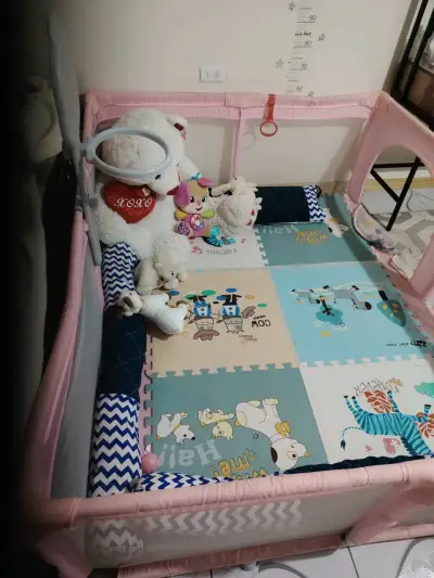 Corral de juegos para bebé rosa con juguetes - miniatura 1