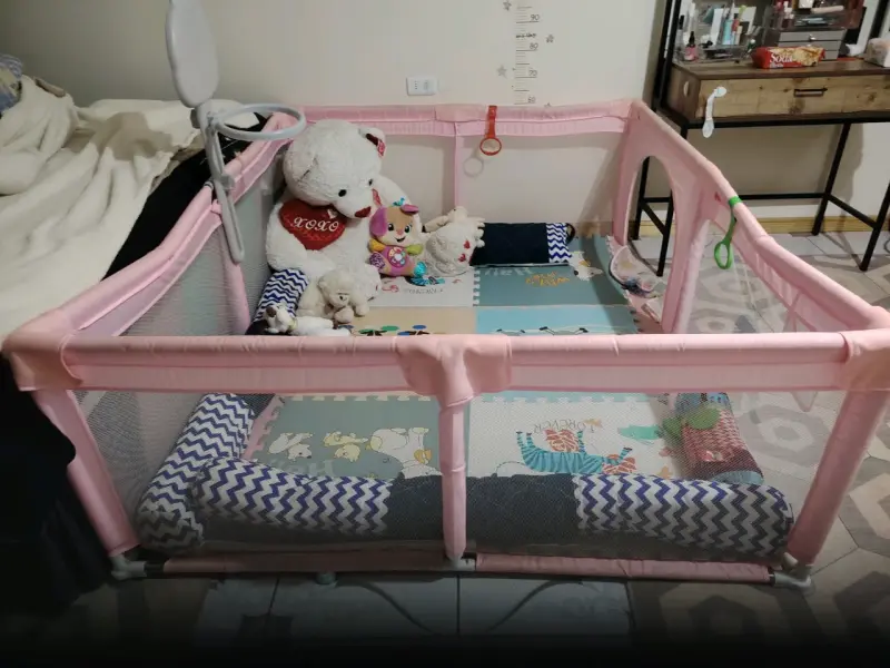 Corral de juegos para bebé rosa con juguetes - 2