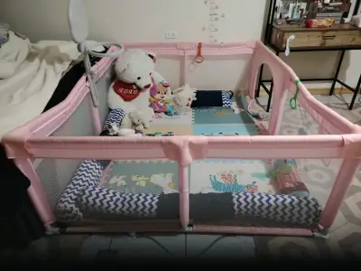 Corral de juegos para bebé rosa con juguetes - miniatura 2