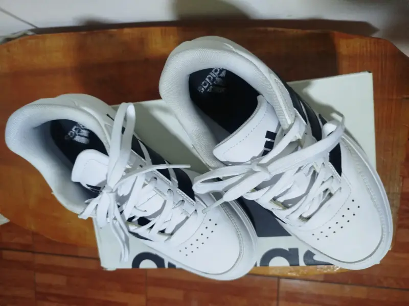 Zapatillas deportivas blancas Adidas con caja - 1