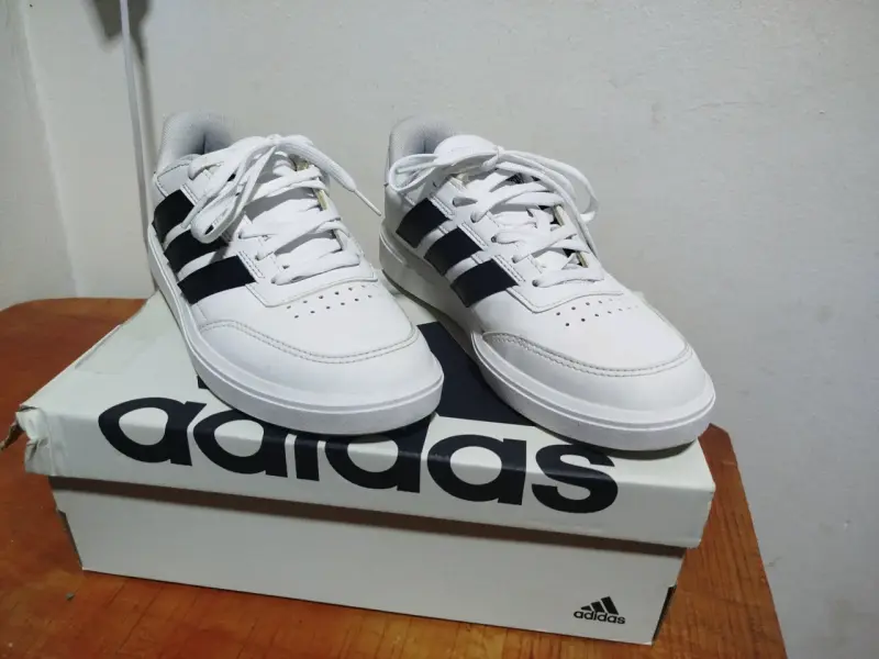 Zapatillas deportivas blancas Adidas con caja - 2