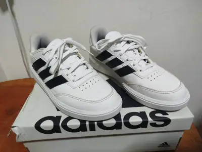 Zapatillas deportivas blancas Adidas con caja - miniatura 3