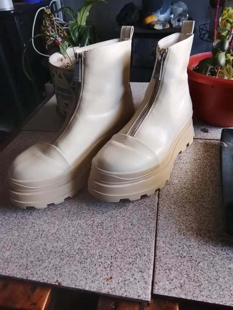 Botines beige con cierre frontal - 1