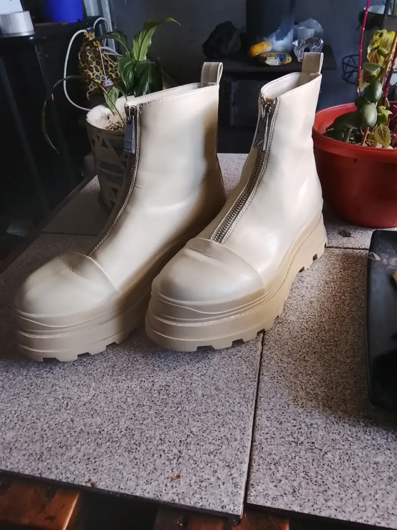 Botines beige con cierre frontal - 2
