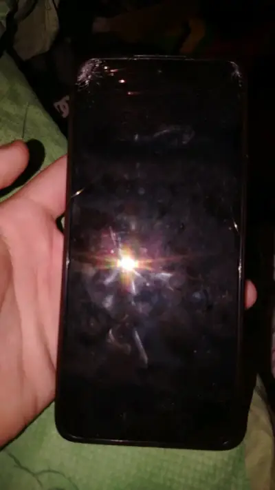Smartphone Honor con pantalla dañada - miniatura 1