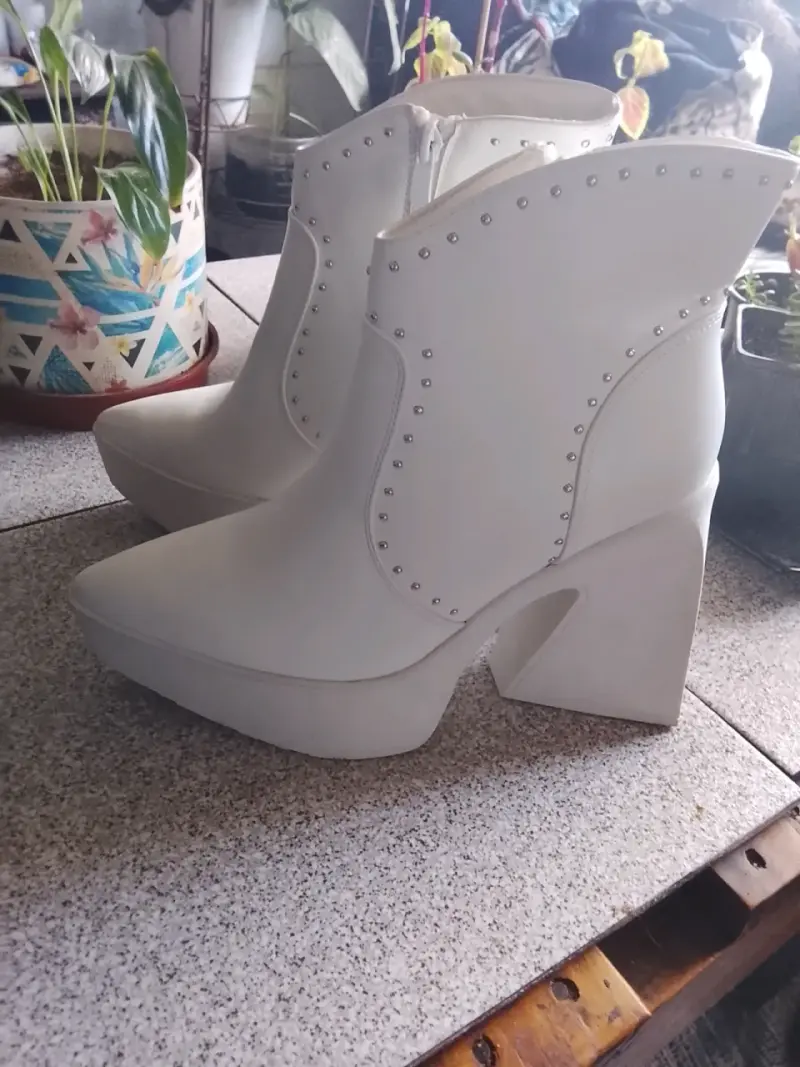 Botines blancos con plataforma y tachas - 1