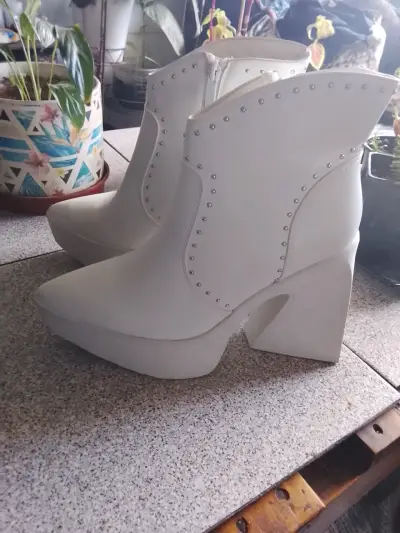 Botines blancos con plataforma y tachas - miniatura 1