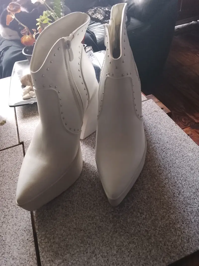 Botines blancos con plataforma y tachas - 2