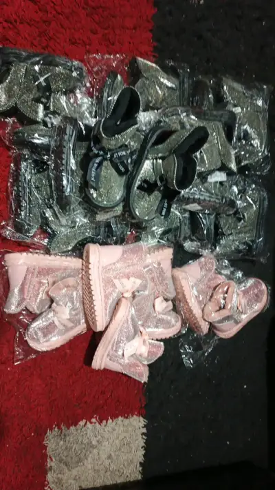 Lote de zapatillas brillantes para bebé - miniatura 1