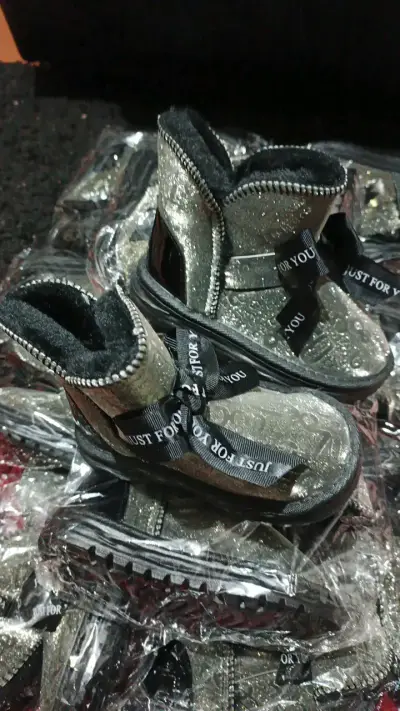 Lote de zapatillas brillantes para bebé - miniatura 3