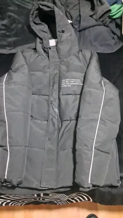 Chaqueta negra con capucha para hombre - miniatura 1