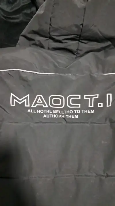 Chaqueta negra con capucha para hombre - miniatura 3