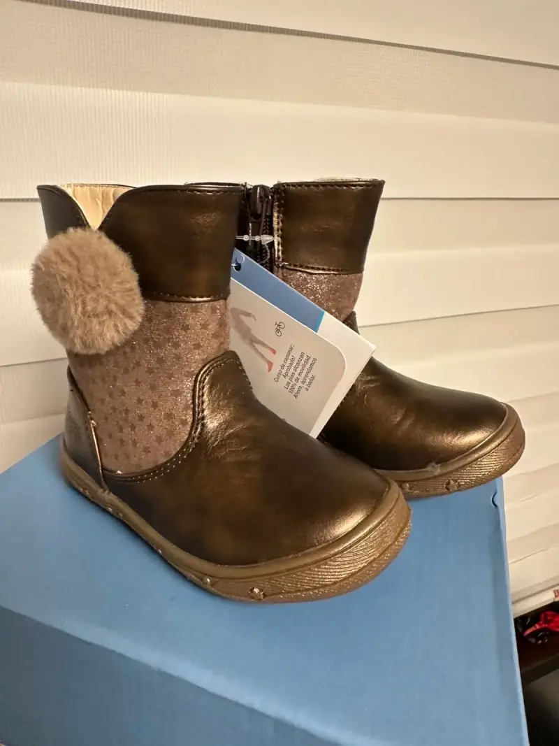 Botas de niña color bronce con pompón