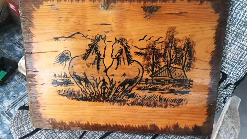 Cuadro de madera con grabado de caballos