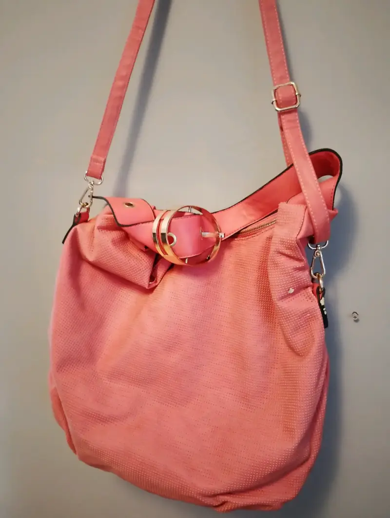 Bolso bandolera rosa con hebilla decorativa