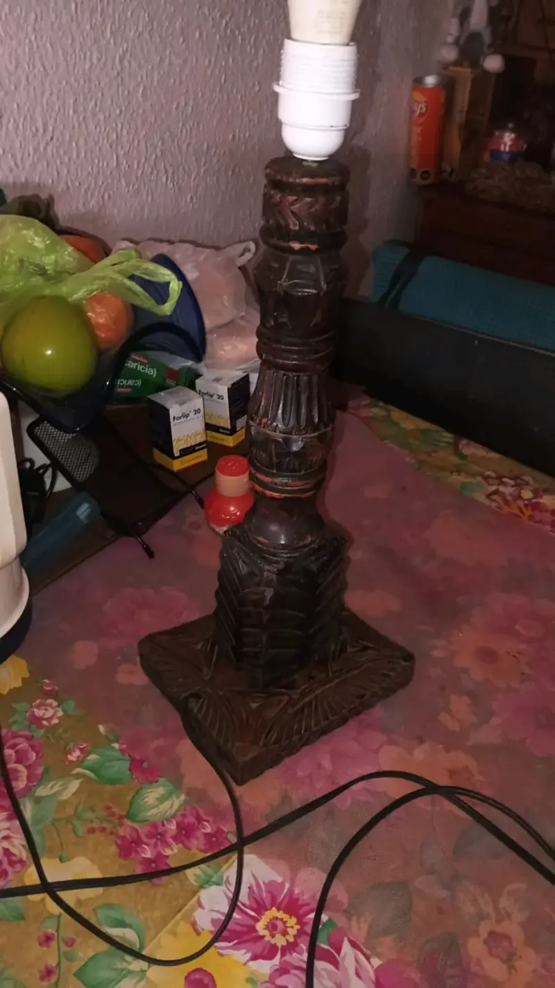 Lámpara de mesa rústica de madera
