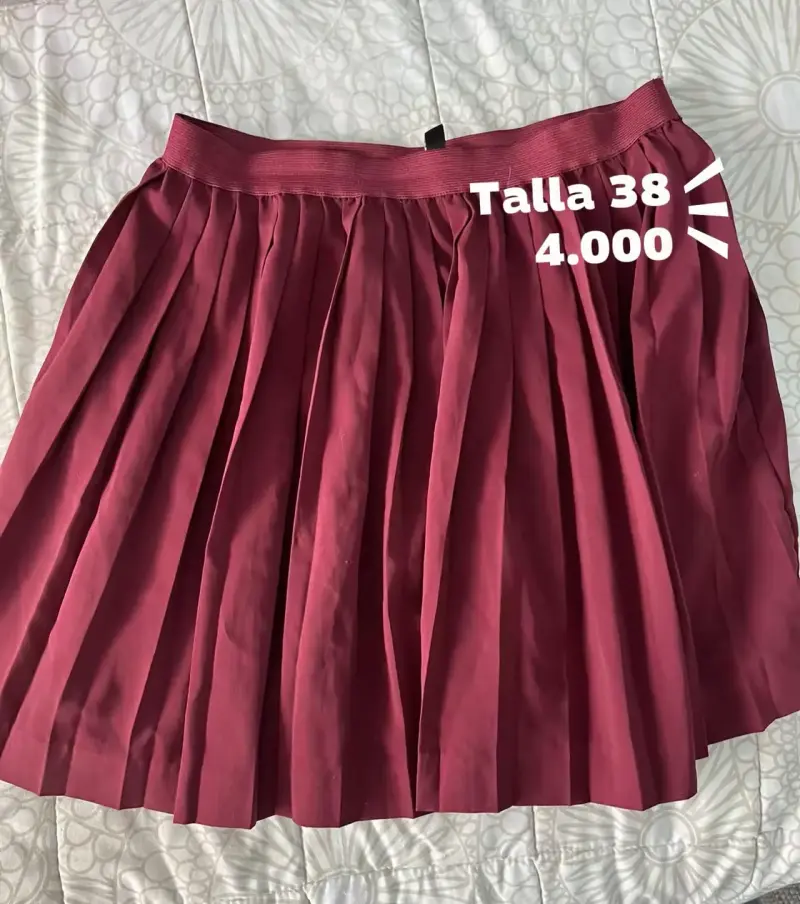 Falda plisada burdeos talla 38