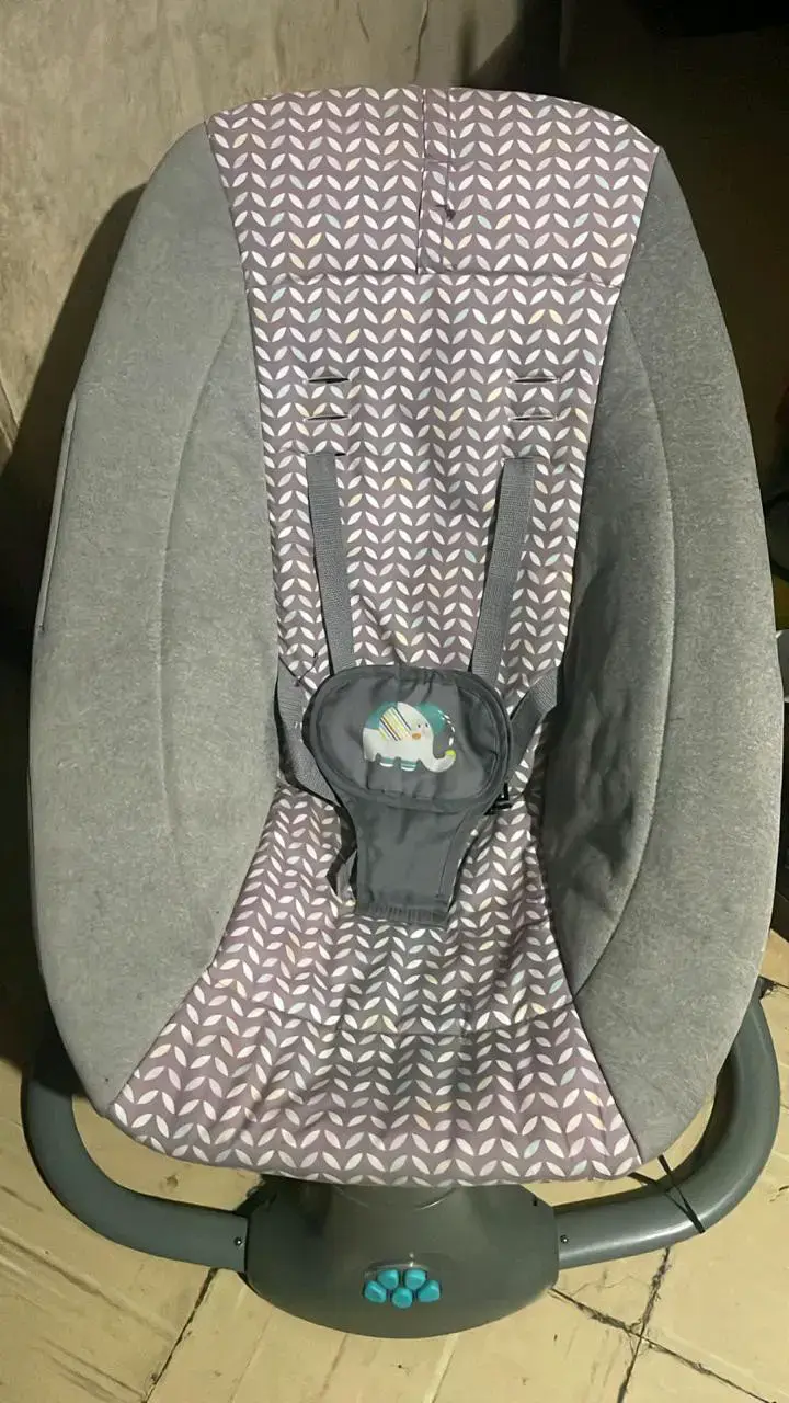 Silla mecedora para bebé con control de vibración - 1