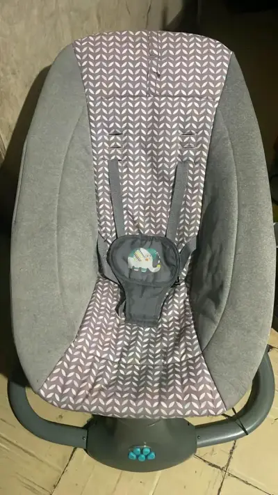 Silla mecedora para bebé con control de vibración - miniatura 1