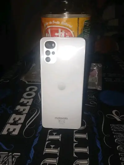 Smartphone Motorola con cámara cuádruple - miniatura 1