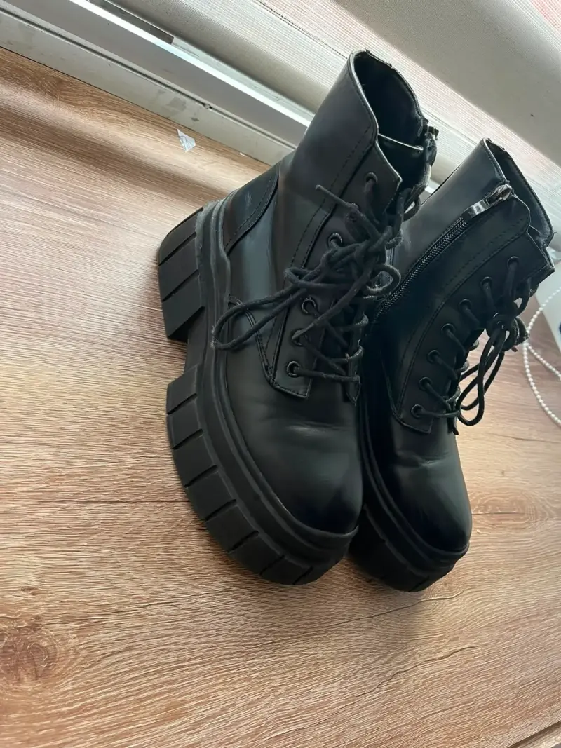 Botas negras de cuero con plataforma - 1