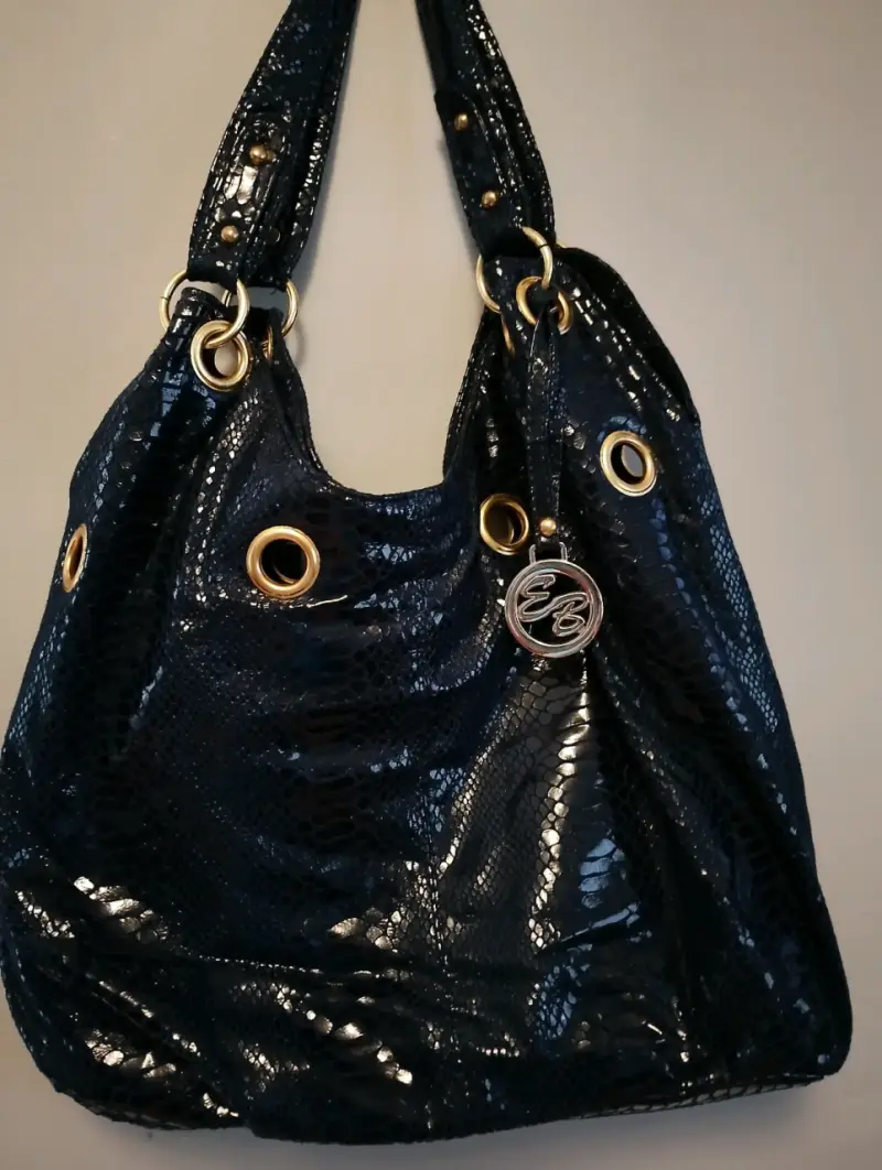 Bolso de mano negro con detalles dorados