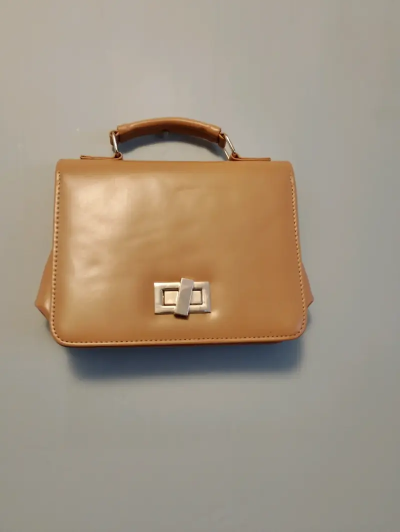 Cartera de cuero sintético color camel