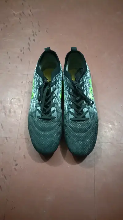 Botines de fútbol Fila con diseño geométrico - miniatura 1