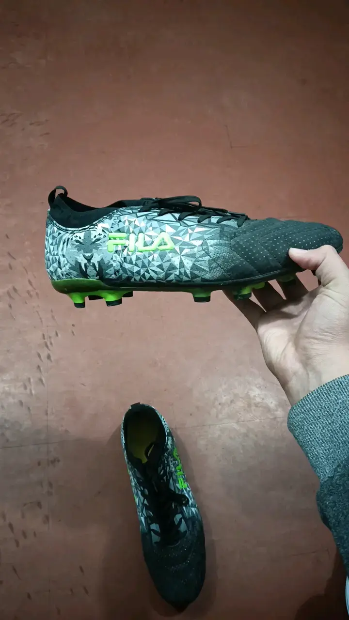Botines de fútbol Fila con diseño geométrico - 2
