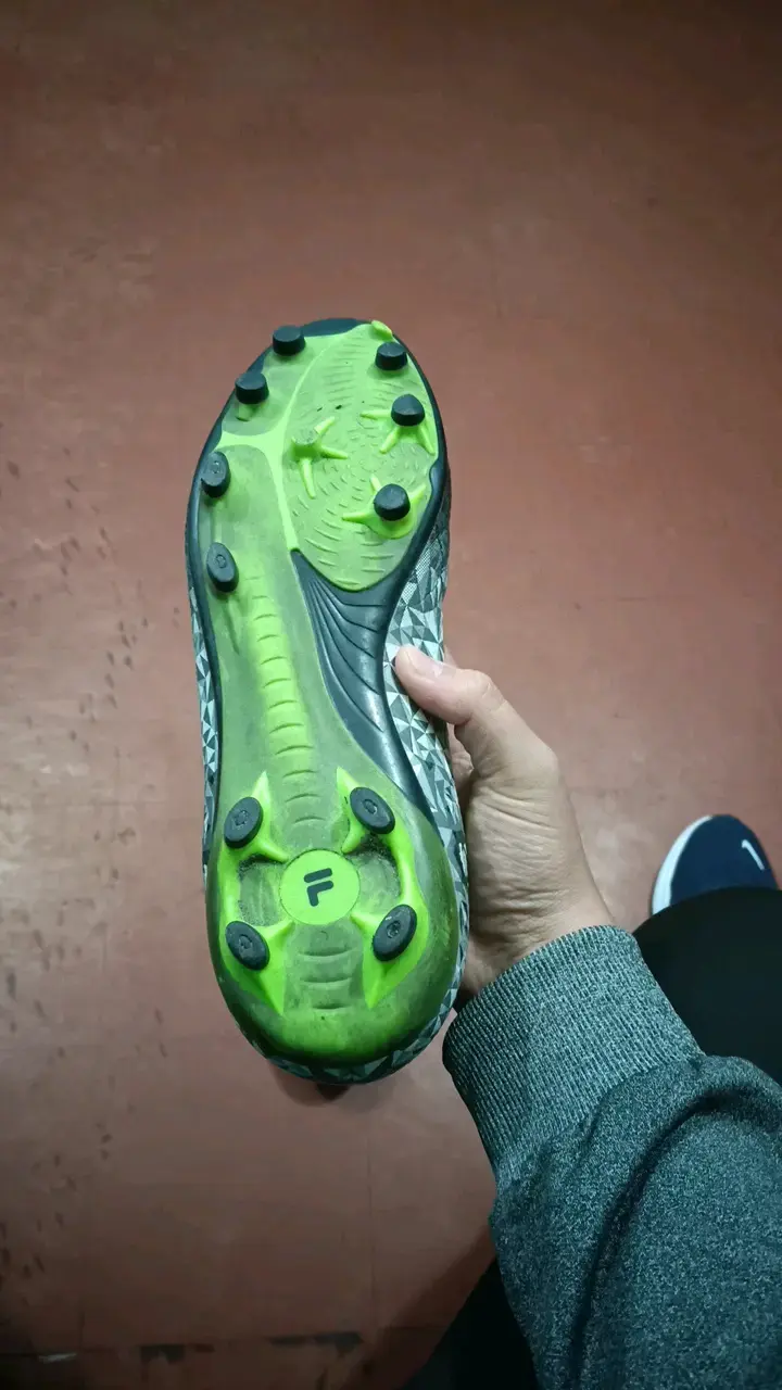 Botines de fútbol Fila con diseño geométrico - 3