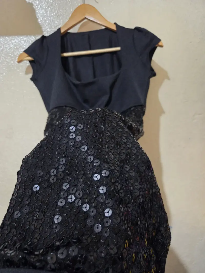 Vestido negro con lentejuelas elegante - 1