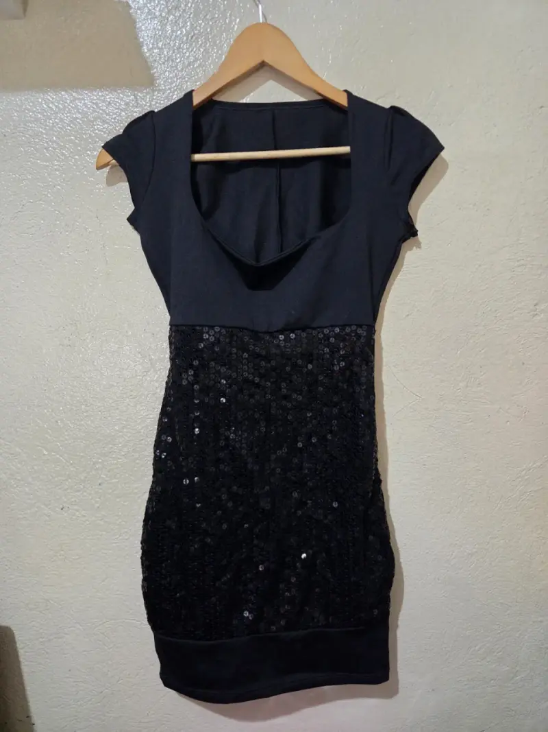 Vestido negro con lentejuelas elegante - 2