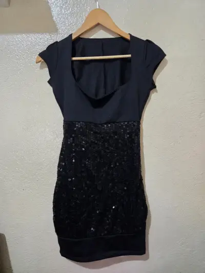 Vestido negro con lentejuelas elegante - miniatura 2