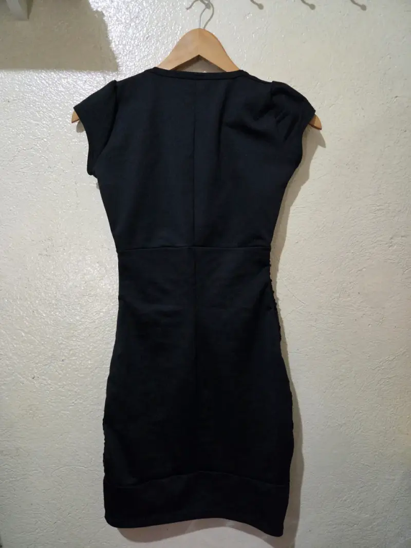 Vestido negro con lentejuelas elegante - 3
