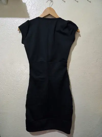 Vestido negro con lentejuelas elegante - miniatura 3
