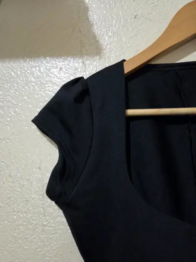 Vestido negro con lentejuelas elegante - miniatura 5