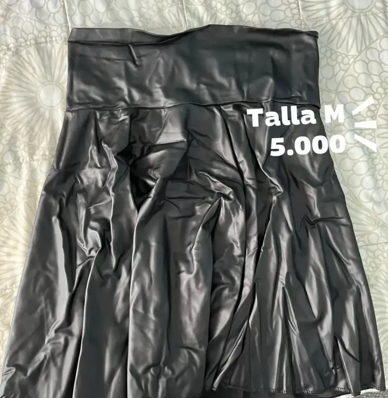 Falda de cuero sintético negra talla M