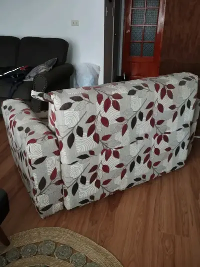 Sofá cama estampado hojas en buen estado - miniatura 1