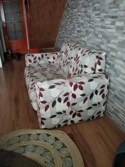 Sofá cama estampado hojas en buen estado - miniatura 2