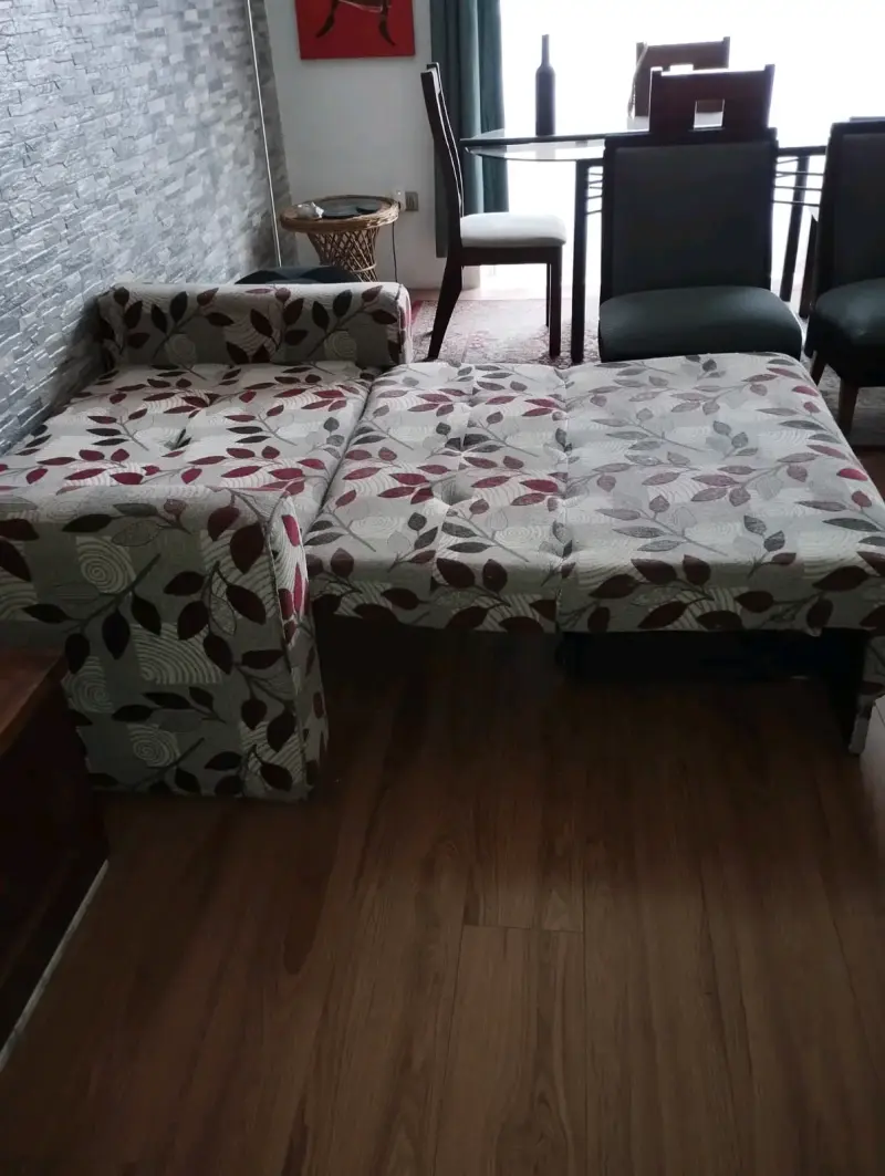 Sofá cama estampado hojas en buen estado - 4