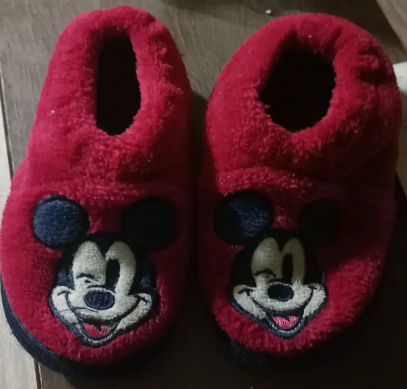Pantuflas rojas de niño con diseño de mickey mouse - 1
